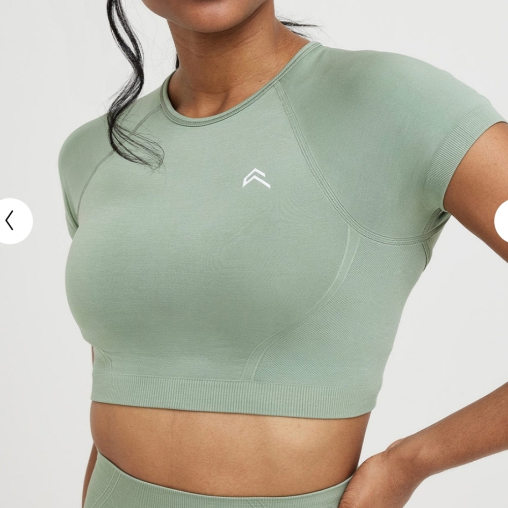 Oner Active EFFORTLESS SEAMLESS SHORT SLEEVE CROP TOP -small sage